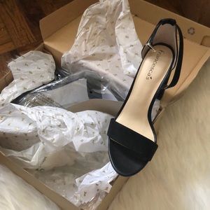 BRAND NEW Francesca’s Yvonne Black block heel 7.5